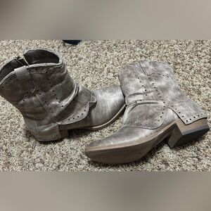 Very G B Don short western booties 
Taupe
Size 6